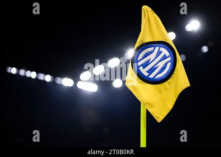 Eine Eckfahne mit dem Logo des FC Internazionale ist vor dem Fußballspiel der UEFA Champions League zwischen dem FC Internazionale und SL Benfica zu sehen. Stockfoto