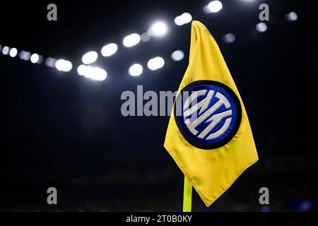 Eine Eckfahne mit dem Logo des FC Internazionale ist vor dem Fußballspiel der UEFA Champions League zwischen dem FC Internazionale und SL Benfica zu sehen. Stockfoto