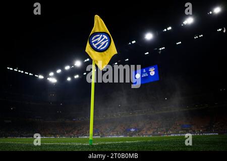 Eine Eckfahne mit dem Logo des FC Internazionale ist vor dem Fußballspiel der UEFA Champions League zwischen dem FC Internazionale und SL Benfica zu sehen. Stockfoto