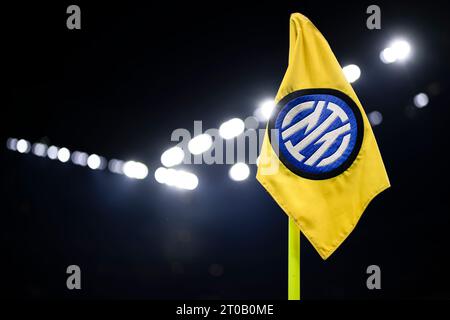 Eine Eckfahne mit dem Logo des FC Internazionale ist vor dem Fußballspiel der UEFA Champions League zwischen dem FC Internazionale und SL Benfica zu sehen. Stockfoto