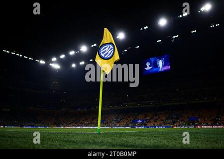 Eine Eckfahne mit dem Logo des FC Internazionale ist vor dem Fußballspiel der UEFA Champions League zwischen dem FC Internazionale und SL Benfica zu sehen. Stockfoto