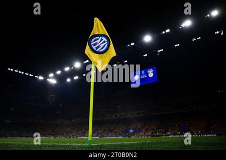 Eine Eckfahne mit dem Logo des FC Internazionale ist vor dem Fußballspiel der UEFA Champions League zwischen dem FC Internazionale und SL Benfica zu sehen. Stockfoto
