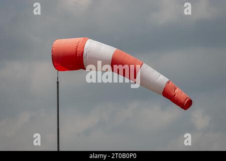 Speck-Fehraltorf, Zürich, Schweiz, 2. Juli 2023 Windsocke winkt auf einem kleinen Flugplatz im Wind Stockfoto