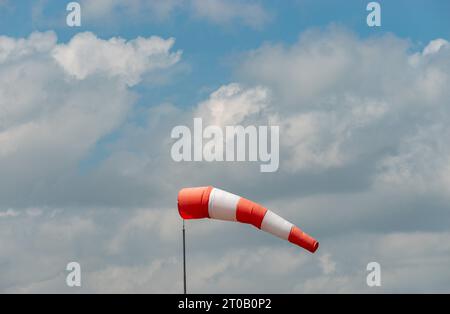 Speck-Fehraltorf, Zürich, Schweiz, 2. Juli 2023 Windsocke winkt auf einem kleinen Flugplatz im Wind Stockfoto