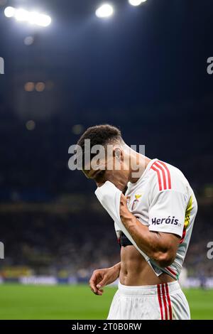 Alexander Bah von SL Benfica reagiert nach einer Verletzung während des Fußballspiels der UEFA Champions League zwischen dem FC Internazionale und SL Benfica. Stockfoto