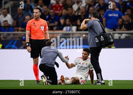 Alexander Bah von SL Benfica reagiert nach einer Verletzung während des Fußballspiels der UEFA Champions League zwischen dem FC Internazionale und SL Benfica. Stockfoto