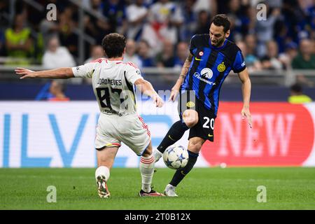 Hakan Calhanoglu vom FC Internazionale tritt um den Ball mit Joao Neves vom SL Benfica während des UEFA Champions League-Spiels zwischen dem FC Internazionale und SL Benfica an. Stockfoto