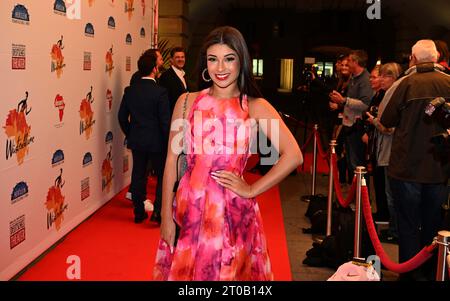 München, Deutschland. Oktober 2023. Model Mona Schafnitzel bei der deutschen Premiere des Musicals Wüstenblume am Deutschen Theater. Quelle: Felix Hörhager/dpa/Alamy Live News Stockfoto