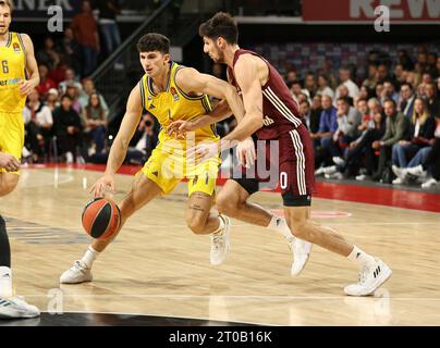 ZWEIKAMPF zwischen Gabriele Procida (ALBA Berlin, #1) und Leandro Bolmaro (Bayern Basketball, #10). GER, FC Bayern Basketball gegen ALBA Berlin, EuroLeague, 1. Spieltag, Saison 2023/2024, 05.10.2023, Foto: Eibner-Pressefoto/Marcel Engelbrecht Stockfoto