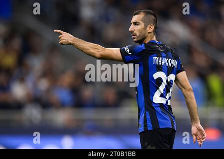 Henrikh Mkhitaryan vom FC Internazionale gibt während des Fußballspiels der UEFA Champions League zwischen dem FC Internazionale und SL Benfica Gesten. Stockfoto