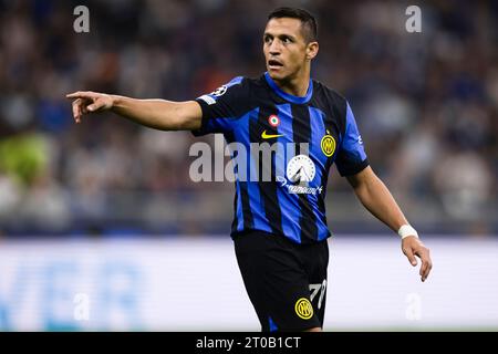 Alexis Sanchez vom FC Internazionale gibt während des Fußballspiels der UEFA Champions League zwischen dem FC Internazionale und SL Benfica Gesten. Stockfoto