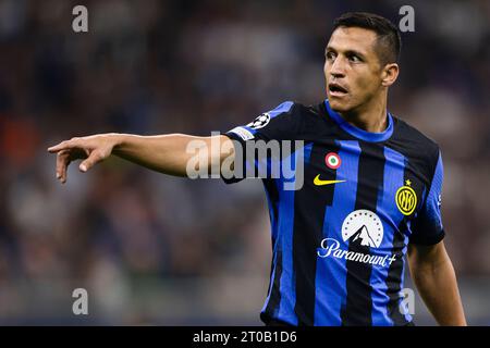 Alexis Sanchez vom FC Internazionale gibt während des Fußballspiels der UEFA Champions League zwischen dem FC Internazionale und SL Benfica Gesten. Stockfoto