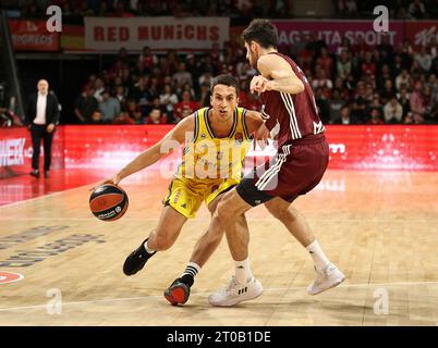 ZWEIKAMPF zwischen Matteo Spagnolo (ALBA Berlin, #3) und Leandro Bolmaro (Bayern Basketball, #10). GER, FC Bayern Basketball gegen ALBA Berlin, EuroLeague, 1. Spieltag, Saison 2023/2024, 05.10.2023, Foto: Eibner-Pressefoto/Marcel Engelbrecht Stockfoto