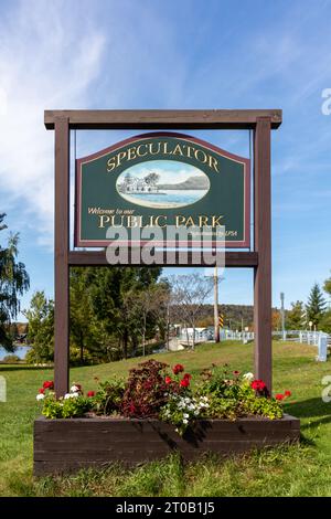 Speculator, NY USA - 27. September 2023: Willkommen beim Spekulator NY-Zeichen in den Adirondacks an einem sonnigen Nachmittag im frühen Herbst Stockfoto