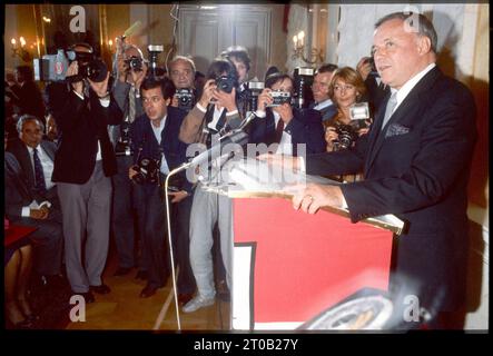 Rudolf Rudi BLAHA, Hubert KLUGER, Edwin WALTER, Udo SCHREIBER, Norbert KÖSSLER und dutzende mehr Fotos: Leopold NEKULA/VIENNAREPORT e. U. âÖï Frank SINATRA Ehrung und Benefizkonzert 2. Oktober 1984, Wien, Unterrichtsministerium, Stadthalle. â ¹ï am 2. Oktober 1984 erlebte die Wiener Stadthalle etwas ganz Besonderes: Musik-Legende Frank Sinatra gab ein Benefizkonzert zu Gunsten von Licht ins Dunkel. Doch er trat nicht nur unentgeltlich auf, er bezahlte auch noch Reise und Aufenthalt selbst. Das Mikr Stockfoto