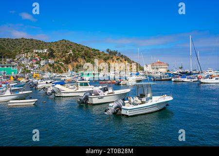 Avalon, CA, USA - 13. September 2023: Blick auf den Hafen von Avalon mit Booten und das Catalina Casino Gebäude im Hintergrund auf Santa Catalina IS Stockfoto