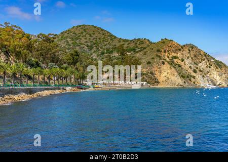 Avalon, CA, USA - 13. September 2023: Blick auf die Descanso Bay und den Descanso Beach Club auf Santa Catalina Island in Avalon, Kalifornien. Stockfoto