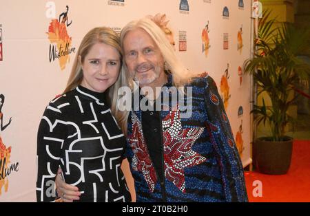 München, Deutschland. Oktober 2023. Sänger Dan Lucas steht mit Nadine Mader bei der deutschen Premiere des Musicals „Desert Flower“ am Deutschen Theater. Quelle: Felix Hörhager/dpa/Alamy Live News Stockfoto