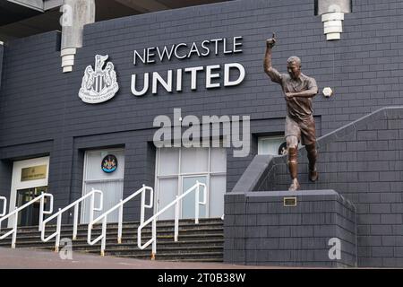 Newcastle, Großbritannien. Oktober 2023. Alan Shearer Statue und Empfang im Südwesten während des Spiels Newcastle United FC gegen Paris Saint-Germain FC, UEFA Champions League Runde 1 im St.James' Park, Newcastle, Vereinigtes Königreich am 4. Oktober 2023 Credit: Every Second Media/Alamy Live News Stockfoto