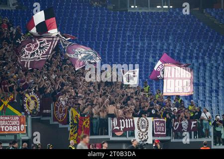 Rom, Italien. Oktober 2023. Anhänger des Servette FC während des Gruppenspiels der UEFA Europa League zwischen AS Roma und Servette FC im Stadio Olimpico am 5. Oktober 2023 in Rom. Quelle: Giuseppe Maffia/Alamy Live News Stockfoto