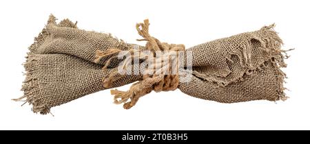 Sackleinen-Textur. Ein Stück zerrissener und verdrehter Sackleinen auf weißem Hintergrund. Leinwand. Verpackungsmaterial. Jute Stockfoto
