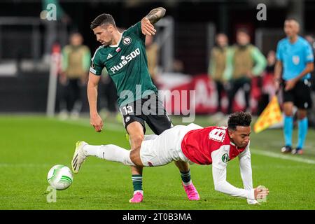 Alkmaar, Niederlande. Oktober 2023. ALKMAAR, NIEDERLANDE - 5. OKTOBER: Myron van Brederode aus AZ, Pawel Wszolek aus Legia Warszawa kämpfen um den Ball während des Gruppenspiels der UEFA Europa Conference League zwischen AZ und Legia Warszawa am 5. Oktober 2023 im AFAS Stadion in Alkmaar, Niederlande. (Foto von Patrick Goosen/Orange Pictures) Credit: Orange Pics BV/Alamy Live News Stockfoto