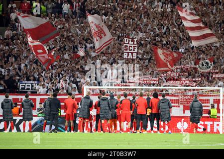 Freiburg, Deutschland. Oktober 2023. Nach dem Match bedanke bsich die Freiburger Spieler bei den Fans der Fussball-Europa-League - Gruppenphase: SC Freiburg vs West Ham United Credit: dpa/Alamy Live News Stockfoto