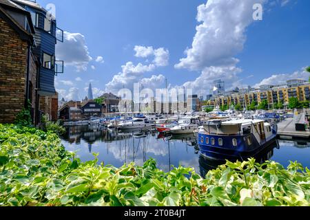 Freizeityachten und Boote liegen an den Docks von St Katharine im Osten Londons, Großbritannien Stockfoto