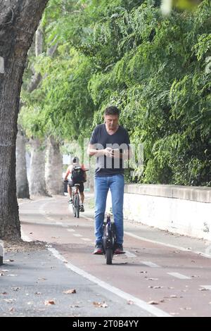 Rom, Italien. Oktober 2023. Rom, Teo Mammucari, demonstriert mit seinem elektrischen Einrad große Leichtigkeit und Geschicklichkeit. Quelle: Unabhängige Fotoagentur/Alamy Live News Stockfoto