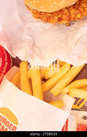 Ourense, Spanien 09 30 2023: Knuspriger Hähnchenburger und Pommes frites, Burger King Chain Fast Food Stockfoto
