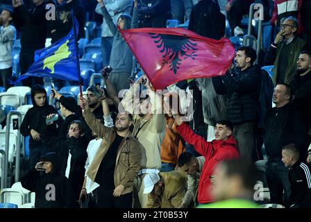 Pristina, Kosovo. Oktober 2023. PRISTINA, KOSOVO - 5. OKTOBER: Fans jubeln am 5. Oktober 2023 in Pristina, Kosovo, während der UEFA Europa Conference League Gruppe C Spiel zwischen Ballkani und GNK Dinamo Zagreb im Stadiumi Fadil Vokrri. Foto: Marko Lukunic/PIXSELL Credit: Pixsell/Alamy Live News Stockfoto