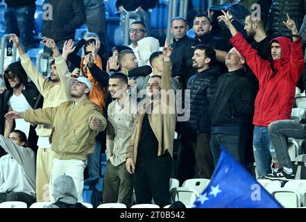 Pristina, Kosovo. Oktober 2023. PRISTINA, KOSOVO - 5. OKTOBER: Fans jubeln am 5. Oktober 2023 in Pristina, Kosovo, während der UEFA Europa Conference League Gruppe C Spiel zwischen Ballkani und GNK Dinamo Zagreb im Stadiumi Fadil Vokrri. Foto: Marko Lukunic/PIXSELL Credit: Pixsell/Alamy Live News Stockfoto