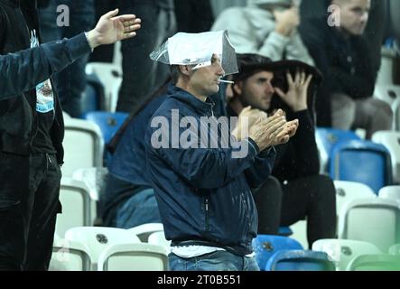 Pristina, Kosovo. Oktober 2023. PRISTINA, KOSOVO - 5. OKTOBER: Fans jubeln am 5. Oktober 2023 in Pristina, Kosovo, während der UEFA Europa Conference League Gruppe C Spiel zwischen Ballkani und GNK Dinamo Zagreb im Stadiumi Fadil Vokrri. Foto: Marko Lukunic/PIXSELL Credit: Pixsell/Alamy Live News Stockfoto