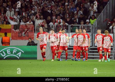 Freiburg, Deutschland. Oktober 2023. Die Freiburger Spieler um Kapit?n Vincenzo Grifo (SC Freiburg) bejubeln den zwischenzeitlichen 1:1 Ausgleich durch Roland Sallai (SC Freiburg) beim Spiel der Fussball-Europa-League - Gruppenphase: SC Freiburg vs West Ham United Credit: dpa/Alamy Live News Stockfoto