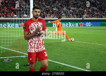 Freiburg, Deutschland. Oktober 2023. Bei seiner Auswechslung dankt Vincenzo Grifo (SC Freiburg) den Fans f?r die untere?tzung beim Spiel der Fussball-Europa-League - Gruppenphase: SC Freiburg vs West Ham United Credit: dpa/Alamy Live News Stockfoto