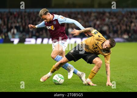 Matty Cash von Aston Villa (links) und Mario Ticinovic von HSK Zrinjski kämpfen um den Ball während des Gruppenspiels der UEFA Europa Conference League in Villa Park, Birmingham. Bilddatum: Donnerstag, 5. Oktober 2023. Stockfoto