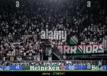 Alkmaar, Niederlande. Oktober 2023. ALKMAAR, NIEDERLANDE - 5. OKTOBER: Fans von Legia Warszawa während des Gruppenspiels der UEFA Europa Conference League zwischen AZ und Legia Warszawa im AFAS Stadion am 5. Oktober 2023 in Alkmaar, Niederlande. (Foto von Patrick Goosen/Orange Pictures) Credit: Orange Pics BV/Alamy Live News Stockfoto