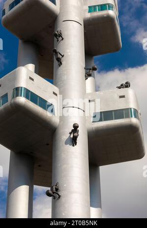 PRAG, TSCHECHISCHE REPUBLIK, EUROPA – Zizkov Television Tower, ein 216 m langer Sendeturm. Auf dem Turm befindet sich der Bildhauer David Cerny Installation Babies. Stockfoto