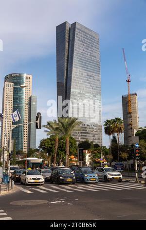 Tel Aviv, Israel - Oktober 2023 - Moderne Außenfassade des Azrieli Sarona-Gebäudes an der Kaplan Street in Tel Aviv, Israel. Stockfoto