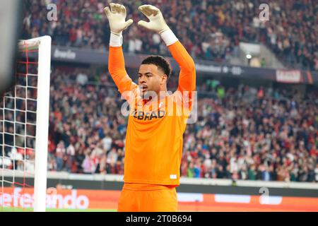 Freiburg, Deutschland. Oktober 2023. Hier war die Fu?Ball-Welt von Torwart Noah Atubolu (SC Freiburg) noch in Ordnung, der Freiburger Keeper peitscht die Stimmung bei den Freiburger Fans an beim Spiel der Fussball-Europa-League - Gruppenphase: SC Freiburg vs West Ham United Credit: dpa/Alamy Live News Stockfoto