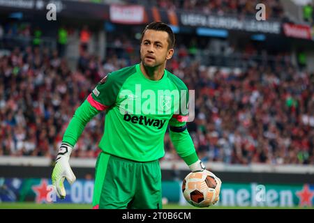 Freiburg, Deutschland. Oktober 2023. Torwart Torhüter Lukasz Fabianski (West Ham United London) hielt den Sieg fest beim Spiel der Fussball-Europa-League - Gruppenphase: SC Freiburg vs West Ham United Credit: dpa/Alamy Live News Stockfoto