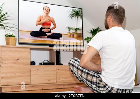 Online-Yoga-Videoschulung. Leute, die zu Hause Yoga machen. Online-Client. Sport- und Wellness-tv-Sender. Stockfoto
