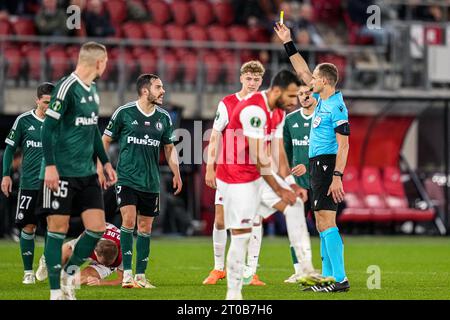 Alkmaar, Niederlande. Oktober 2023. ALKMAAR, NIEDERLANDE - 5. OKTOBER: Jürgen Elitim von Legia Warszawa erhält eine gelbe Karte vom Schiedsrichter Nenad Minakovic während des Gruppenspiels der UEFA Europa Conference League zwischen AZ und Legia Warszawa im AFAS Stadion am 5. Oktober 2023 in Alkmaar, Niederlande. (Foto von Patrick Goosen/Orange Pictures) Credit: Orange Pics BV/Alamy Live News Stockfoto