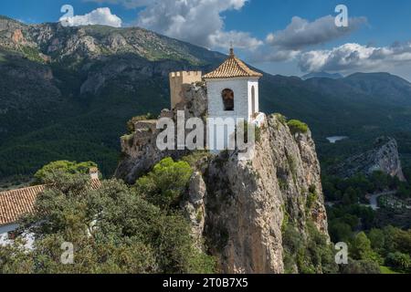 Das Dorf El Castell de Guadalest gilt als das meistbesuchte Dorf in der spanischen Provinz Alicante Stockfoto