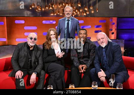 NUR REDAKTIONELLE VERWENDUNG (von links nach rechts) Bernie Taupin, Catherine Tate, Ashley Walters und Bill Bailey mit Gastgeber Graham Norton während der Dreharbeiten für die Graham Norton Show im BBC Studioworks 6 Television Centre, Wood Lane, London, die am Freitagabend auf BBC One ausgestrahlt werden. Stockfoto