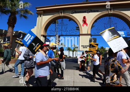 Los Angeles, Kalifornien, Usa. Oktober 2023. Streikende Mitglieder der sag-AFTRA und andere gewerkschaftsbefürworter streiken vor Paramount Pictures auf der Melrose Ave. Fast alle TV- und Filmschauspieler schlossen sich der Writers Guild of America an und sind damit das erste Mal, dass Schriftsteller und Schauspieler seit 63 Jahren streiken. Foto: Walter Cicchetti/Alamy Live News Stockfoto