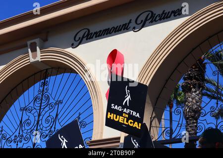 Los Angeles, Kalifornien, Usa. Oktober 2023. Streikende Mitglieder der sag-AFTRA und andere gewerkschaftsbefürworter streiken vor Paramount Pictures auf der Melrose Ave. Fast alle TV- und Filmschauspieler schlossen sich der Writers Guild of America an und sind damit das erste Mal, dass Schriftsteller und Schauspieler seit 63 Jahren streiken. Foto: Walter Cicchetti/Alamy Live News Stockfoto