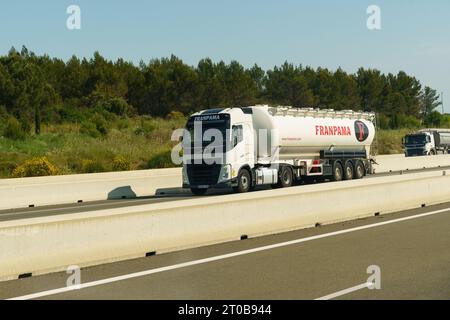 Vienne, Frankreich - 16. Mai 2023: Transport flüssiger chemischer Produkte auf der Straße entlang der Autobahn. Logistikkonzept. Stockfoto