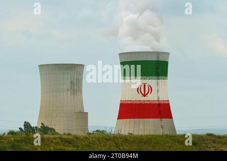 Die Flagge des Iran ist auf dem Kühlturm des Kernkraftwerks abgebildet. Stockfoto