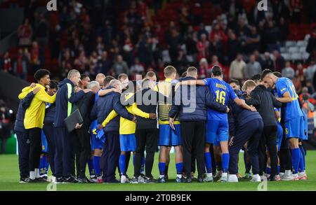 Liverpool, Großbritannien. Oktober 2023. Die Spieler der Union, die nach einem Spiel zwischen der belgischen Fußballmannschaft Royale Union Saint Gilloise und dem englischen Liverpool FC am Mittwoch, den 4. Oktober 2023 in Liverpool, Vereinigtes Königreich, am zweiten Tag der Gruppenphase der UEFA Europa League in der Gruppe E. BELGA FOTO VIRGINIE LEFOUR Credit: Belga News Agency/Alamy Live News Stockfoto